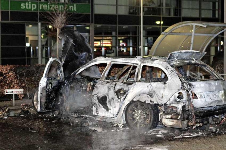 Een uitgebrande auto in Zaltbommel. Het voertuig zou gebruikt zijn als vluchtauto door de schutters die Chahid Y. geliquideerd zouden hebben in Kerkdriel.