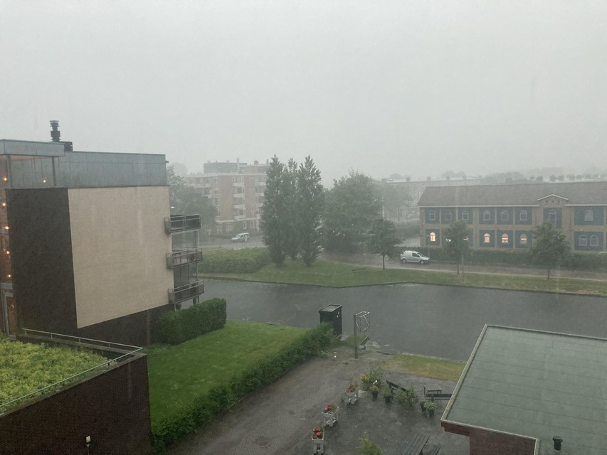 Van 25 graden naar zware onweersbuien: ook in Alkmaar komt een paraplu nu wel van pas.