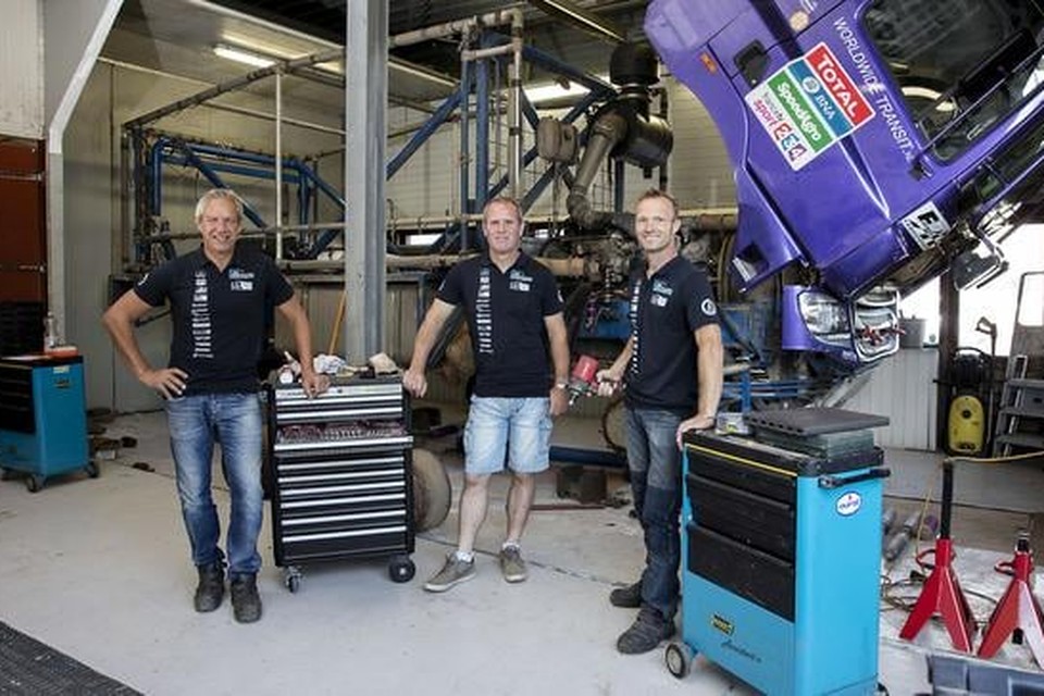 
Het Fireman Dakar Team voor de vrachtwagen in de werkplaats in Hillegom. Vanaf links: Jan Hulsebosch, Richard de Groot en Gerard Beelen.
