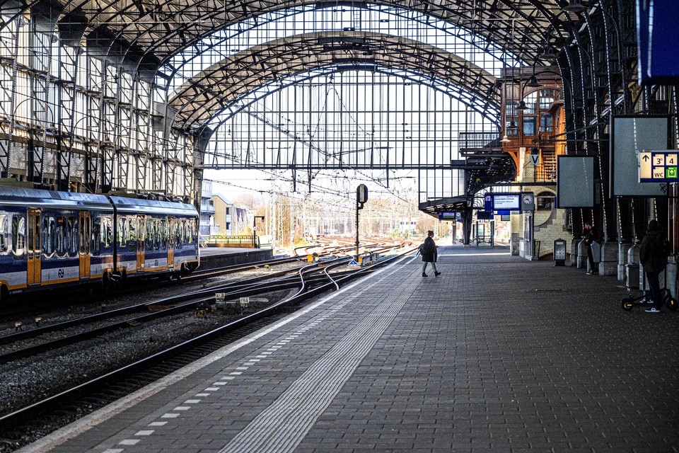 Vanaf station Haarlem vertrekken er binnenkort zes dagen lang geen treien richting LeidenHaarlem - Stilte op spoor 3 van het Haarlemse station. Wachtend op de trein naar Amsterdam