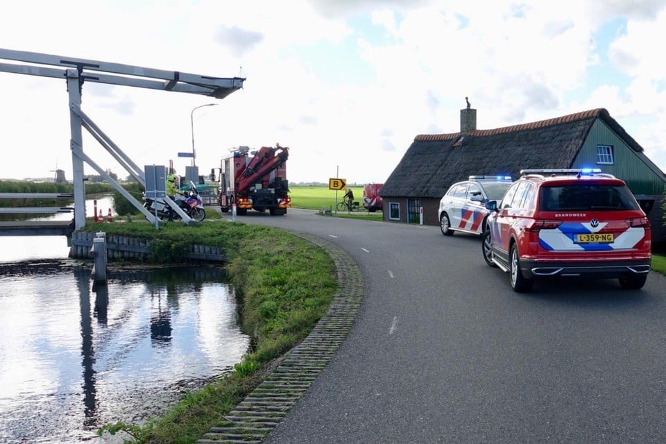 De kruising van de Wipbruglaan met de Lage Hoek werd meteen afgezet voor de hulpdiensten. Op de achtergrond de poldermolen.