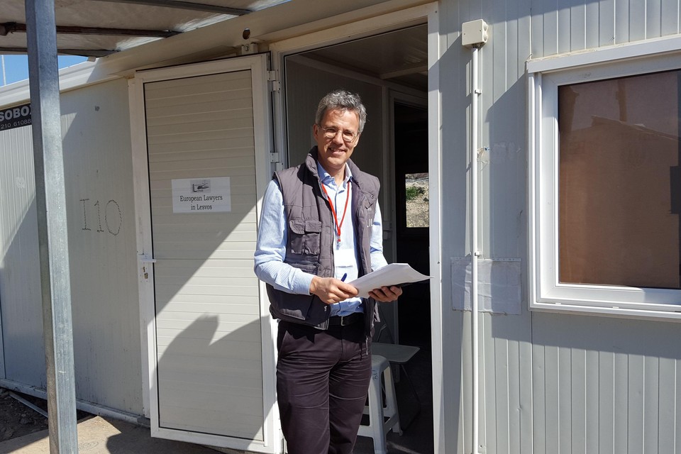 Jos Hemelaar voor het kantoortje midden in het vluchtelingenkamp, dat voor advocaten is ingericht.