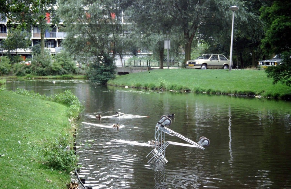 Winkelwagentjes eindigen in de Slaaghwijk nog wel eens in het water.
