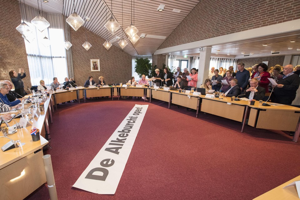 Burgers protesteren in raadzaal tegen sluiting van de Alkeburcht.