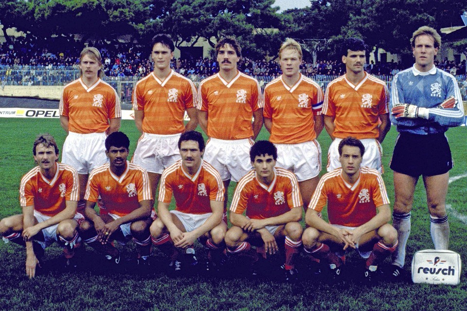 Joop Lankhaar, staand uiterst links, tijdens de enige interland die hij speelde in en tegen Griekenland.
