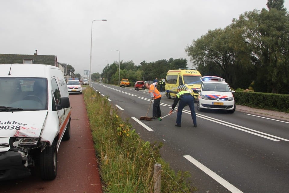 Flinke overlast door aanrijding op N443 in Voorhout. Foto Leon Gielen