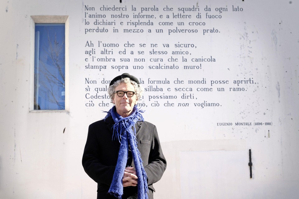 Filosoof Jan Sleutels bij het gedicht Non Chiederci (’Nee ,vraag mij niet’) van de Italiaanse dichter Eugenio Montale in de Pelikaanstraat.