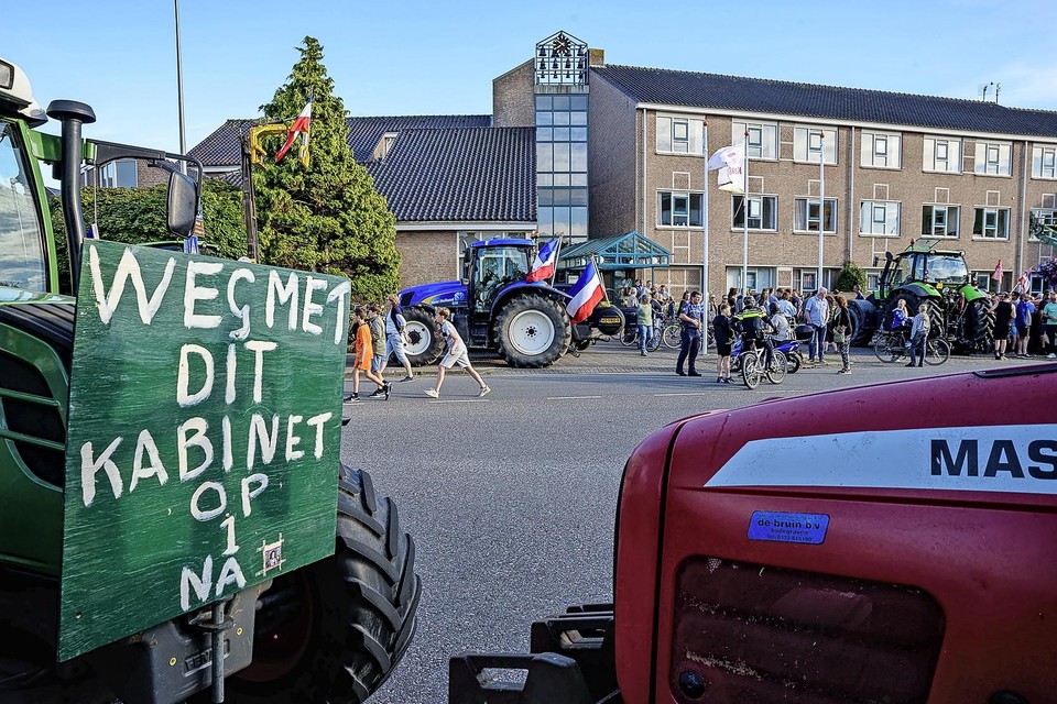 Boerenprotest voor het gemeentehuis in Roelofarendsveen op 4 juli jongstleden.