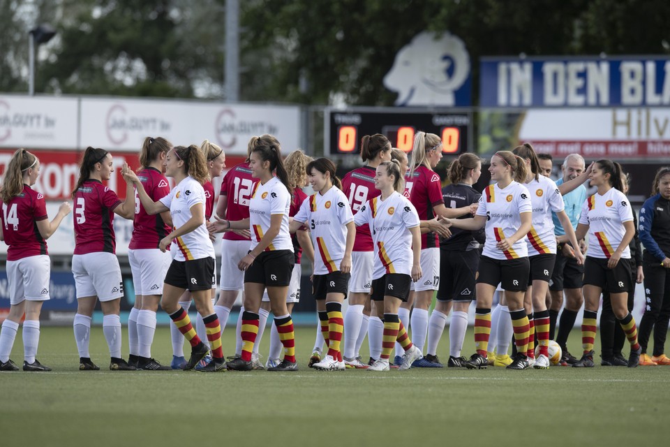 Ter Leede en FC Rijnvogels geven elkaar voor de wedstrijd een ’high five’.