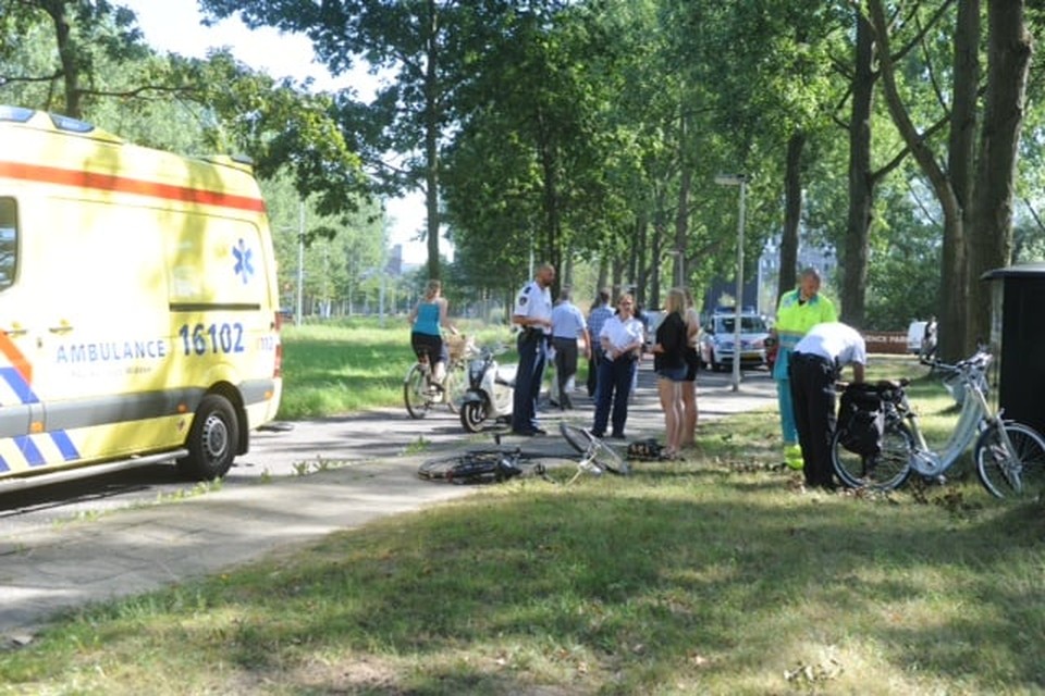 Twee fietsers gewond op de Wassenaarseweg in Leiden. Foto: Toon van der Poel