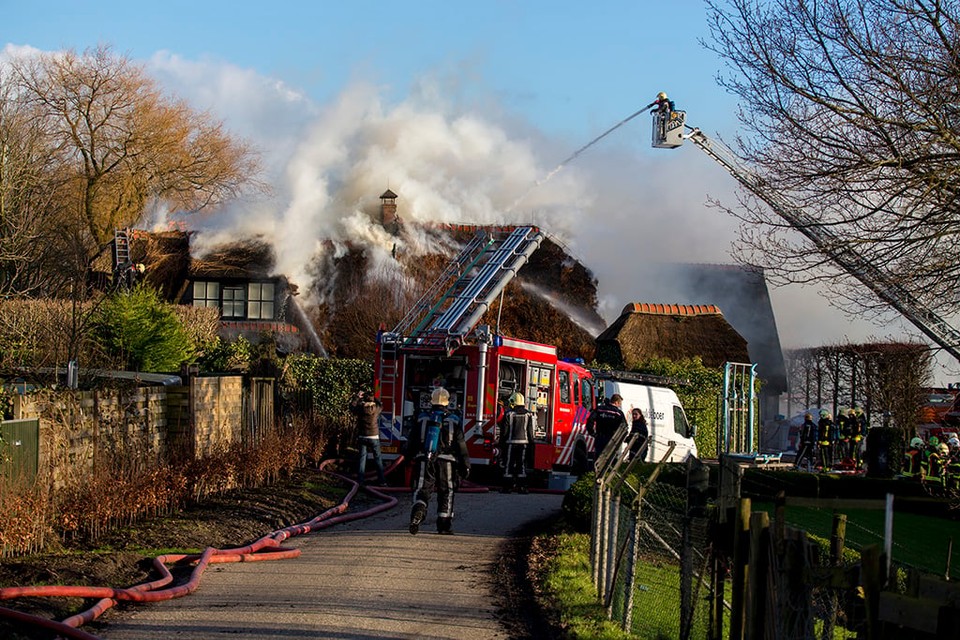 Grote brand in woning met rieten kap in Leimuiden. Foto Michel van Bergen