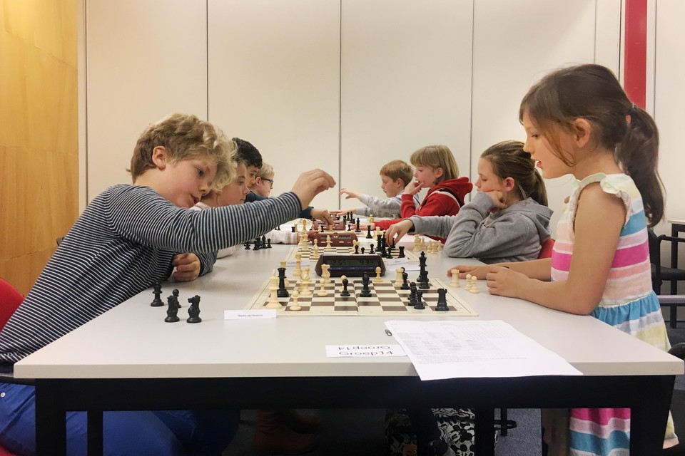 De jongste schakers zijn impulsief en verschuiven vaak snel de stukken.