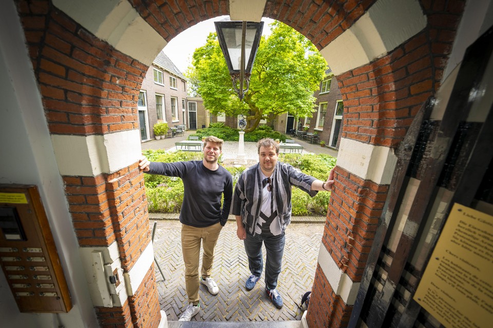 Vincent van Wijk (links) en Sebastiaan Kemner zijn de artistiek leiders van het Leidse Hofjes Festival.