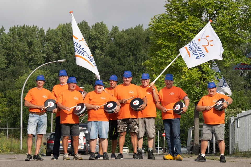 Vrijwilligers van de Oranjevereniging Katwijk aan den Rijn hebben vijftienhonderd trommels gemaakt voor een recordpoging; tweede van rechts Ruud van Rijn en tweede van links voorzitter Huig de Jong van de Harmonie.