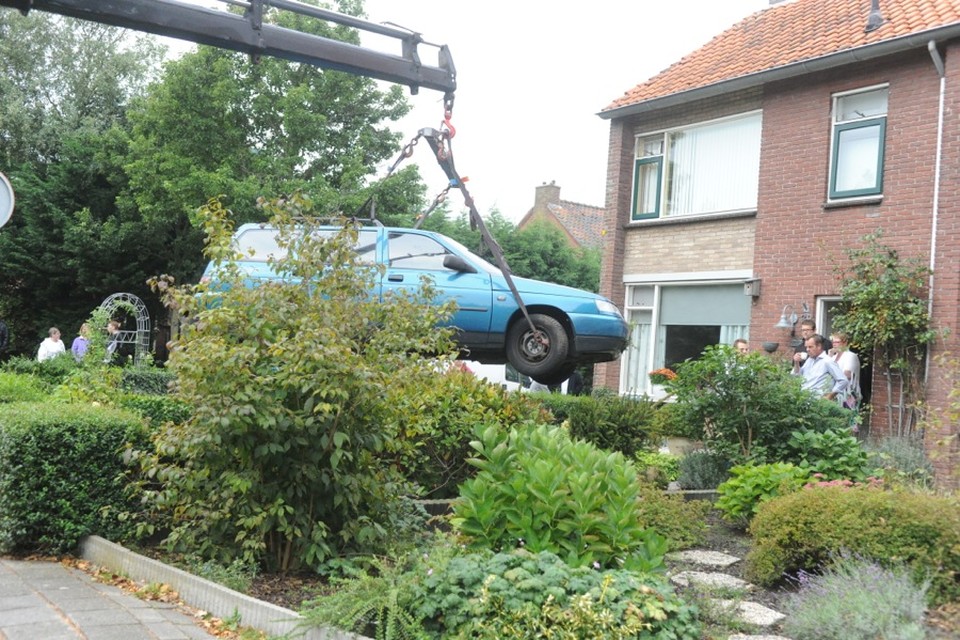 Achtervolgde inbrekers crashen in tuin in Lisse   / Foto: Toon van der Poel