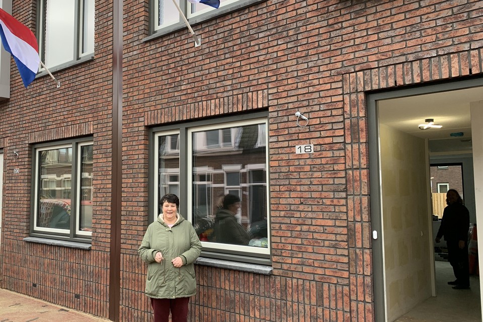’Rooie Dorper’ Hellen Hoogeveen heeft de sleutels gekregen van haar nieuwe woning in de Brittenruststraat. In de deuropening staat man Geert toe te kijken, die al druk bezig is het nieuwe stulpje gereed te maken voor bewoning.