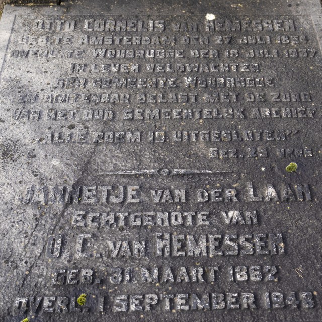 Het liggende deel van het grafmonument van Van Hemessen in Woubrugge