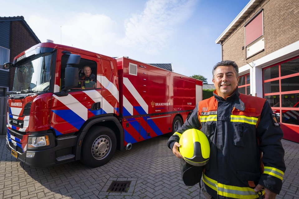 Bevelvoerder Klaas de Jong en chauffeur Nico van Egmond van de Rijnsburgse brandweer bij de nieuwe waterwagen.