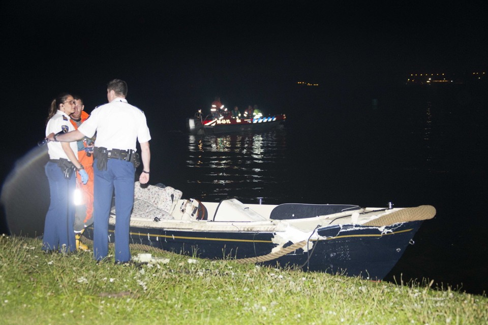 Agenten doen onderzoek bij een boot die betrokken was bij een aanvaring op de Vinkeveense Plassen. Foto ANP