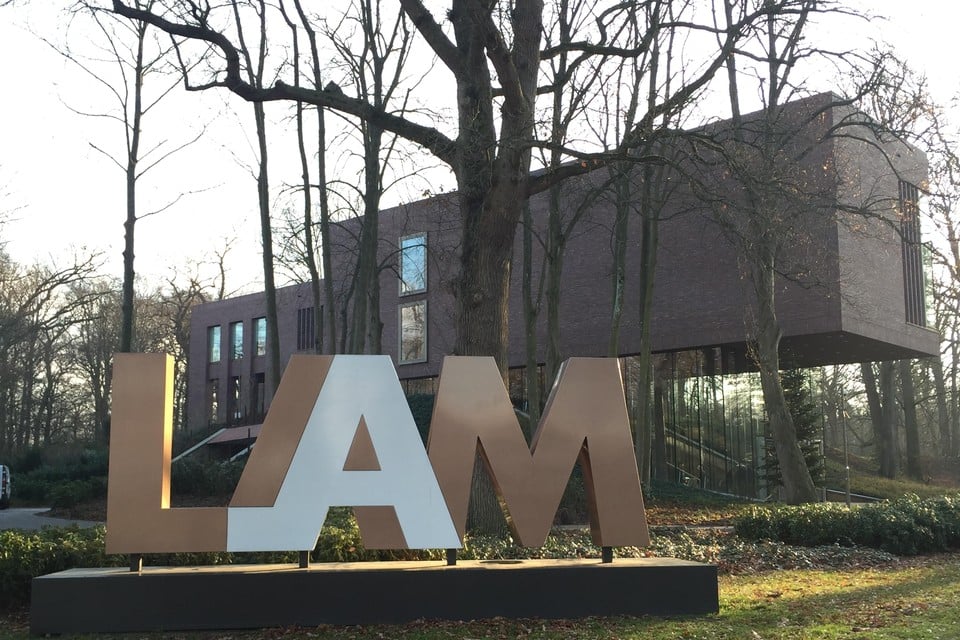 De letters LAM verwelkomen de bezoekers bij het museum.