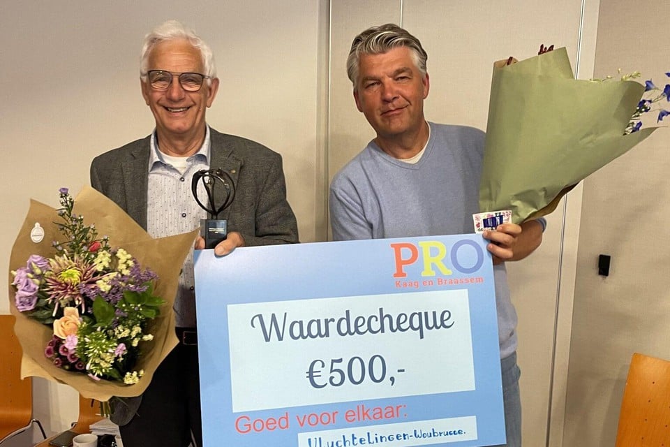 Jan Uit den Boogaard met de PRO Goed voor elkaar bokaal 2022 en, samen met medebestuurslid Jacco Geschiere van de Stichting Vluchtelingen Woubrugge.