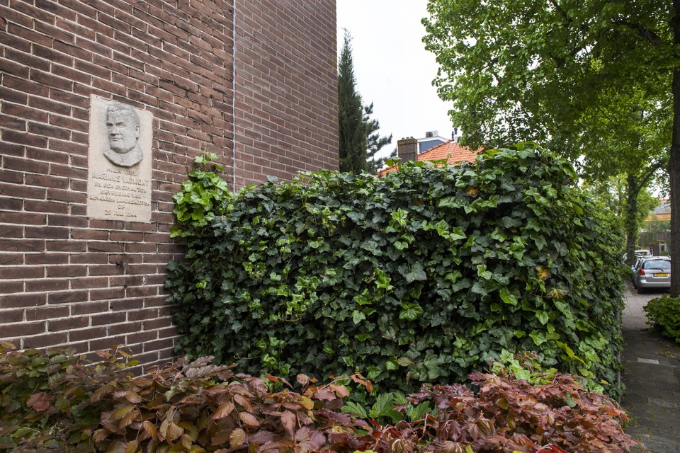 De gedenkplaat voor verzetsstrijder Marinus Vaumont op een woning aan de Jacob van Campenstraat, hoek Havenstraat.