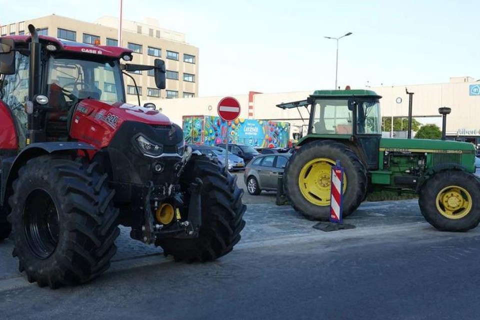 Maandagmorgen vroeg blokkeerden tractoren distributiecentra van supermarken.