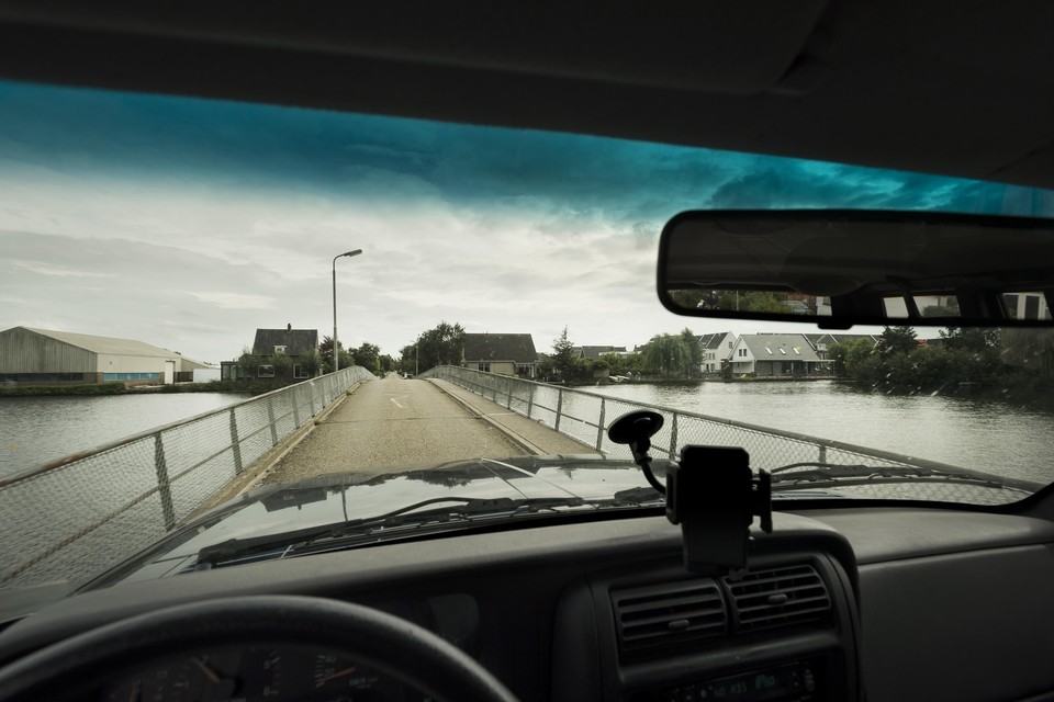 De brug tussen de Langeweg en de Noorderhem in Roelofarendsveen: de komende vijf jaar aan vervanging toe.