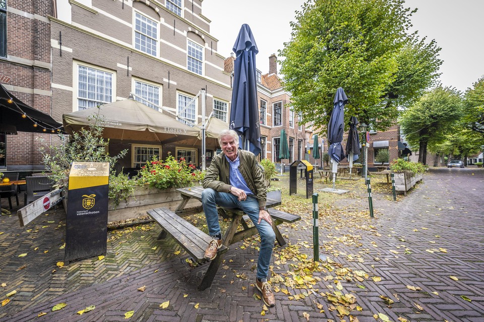 Vastgoedondernemer Boris Bayer voor het Ambachts- en Baljuwhuis in Voorschoten in 2021.