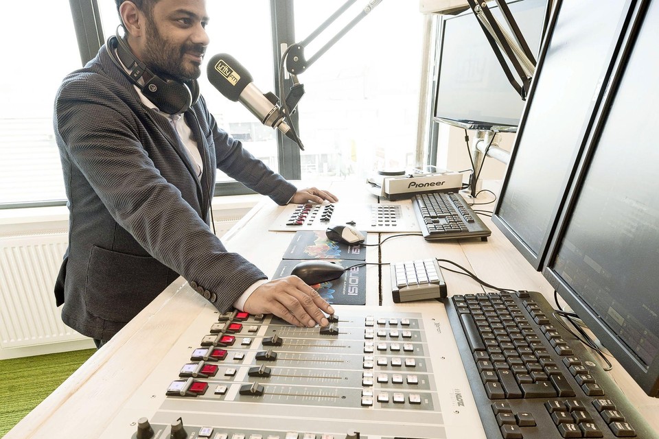 Radiomaker Rudo Slappendel van Unity FM mag door in Leiderdorp.
