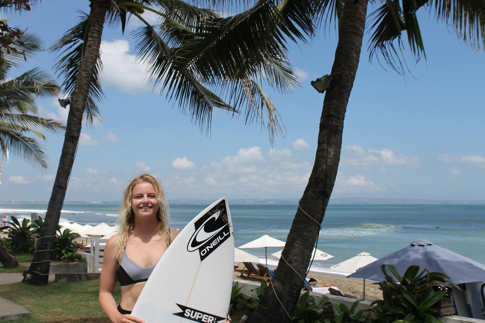 Julia van Rooij op het eiland Bali: ,,Het is heerlijk om na al die tijd weer te kunnen surfen.’’