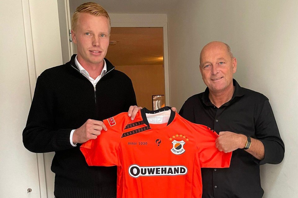 Sietse Brandsma (links) krijgt zijn Katwijk-shirt overhandigd van technisch directeur Cees Bruinink.