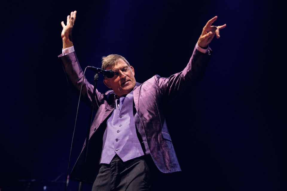 Leadzanger Huub van der Lubbe van De Dijk tijdens een optreden in de Ziggo Dome vanwege het veertigjarige bestaan.