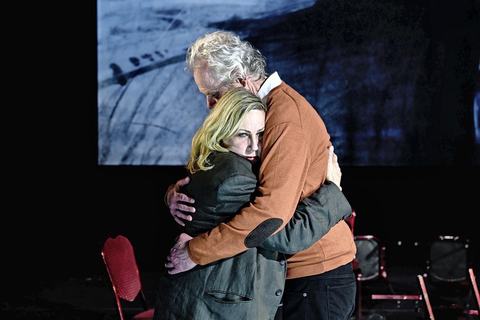 Carine Crutzen met haar tegenspeler Stefan de Walle in de veelvuldig bekroonde theatervoorstelling ’Gif’.