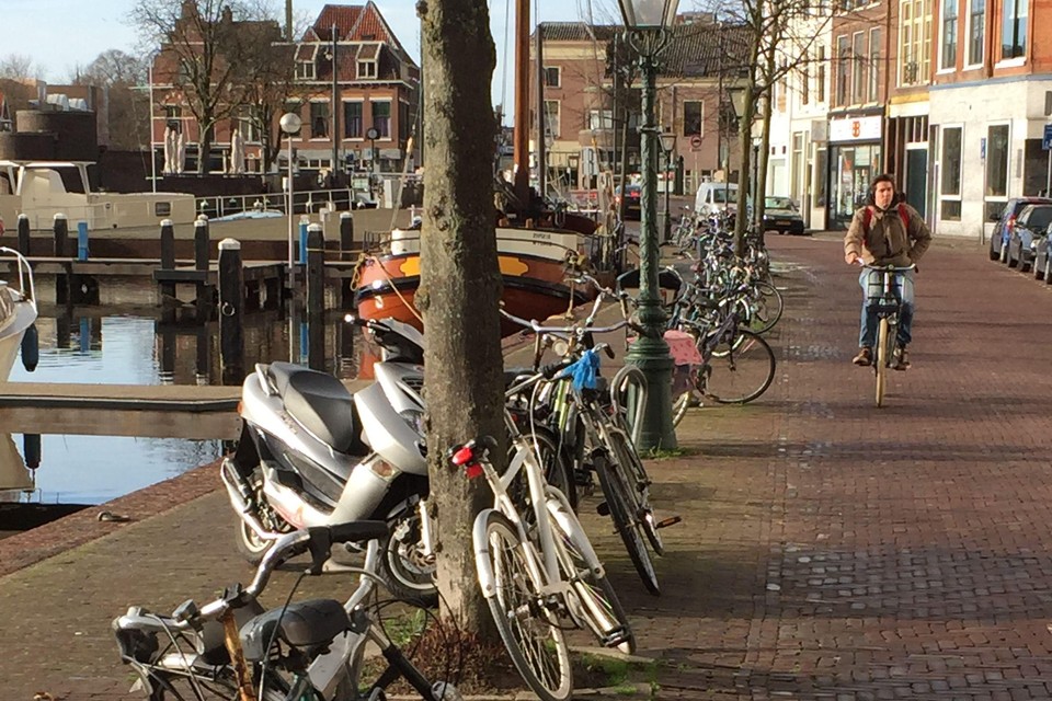 De stoepen van de Haven staan vol met fietsen.