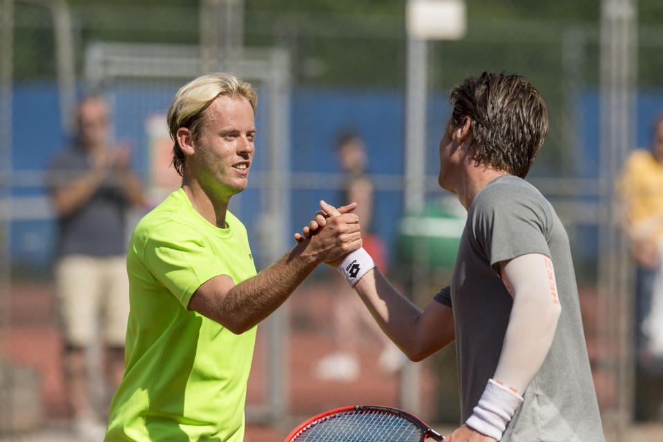 Kevin Noordermeer (links) feliciteert Nick van der Meer met het winnen van het Open toernooi van De Gevers.