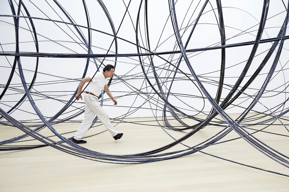 Antony Gormley loopt in zijn kunstwerk ’Clearing’, een soort driedimensionale schets waar bezoekers in mogen lopen.