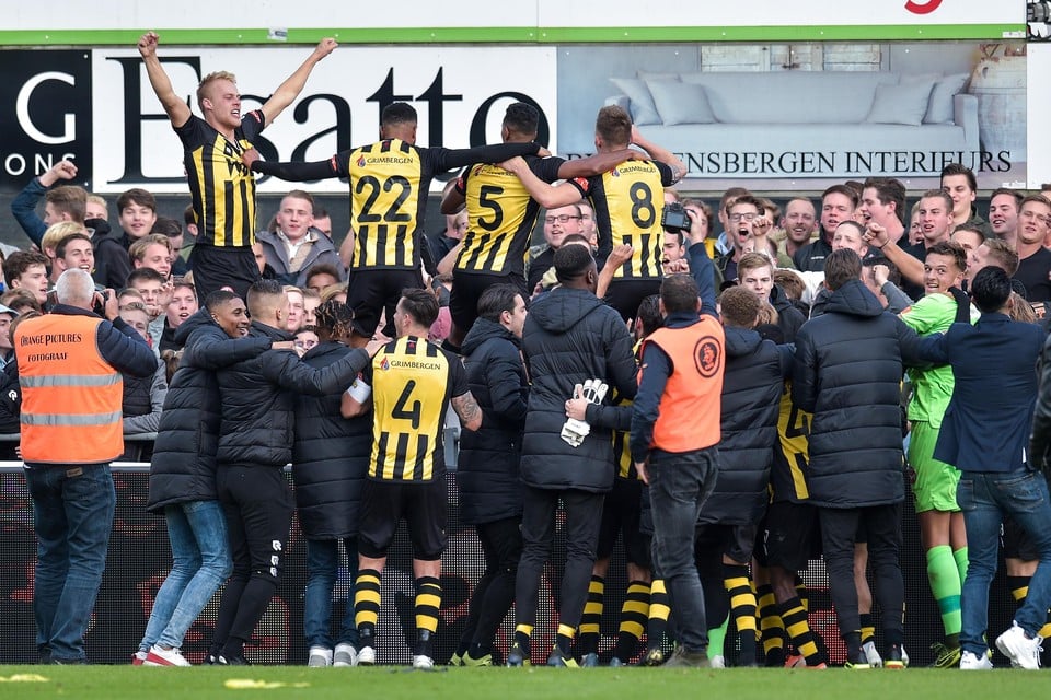 Rijnsburgse Boys viert de overwinning op rivaal Quick Boys.