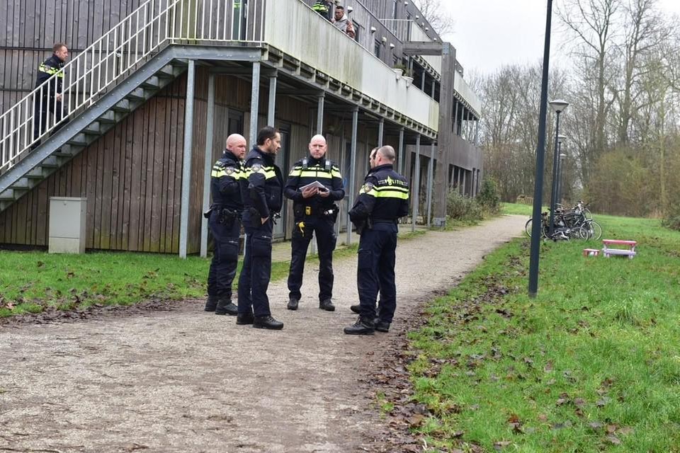 Politie in het Nico van der Horstpark na de overval.