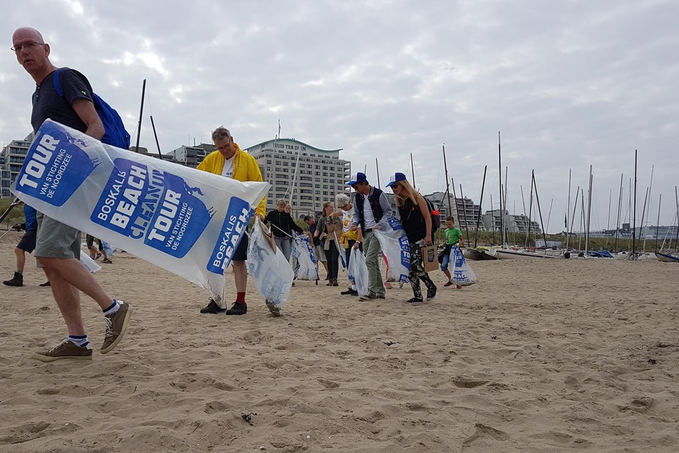 Ruim honderd milieubewuste strandjutters vormen een lint om het strand van Noordwijk schoon te maken.