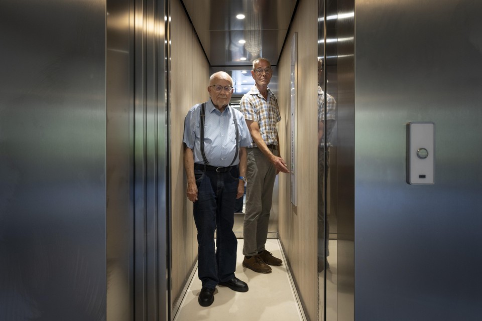 Frans Vroomans en Loek Weijers deden vorig jaar hun beklag over de smalle liften in hun flat.