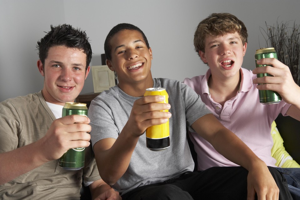 Wettelijk mogen minderjarigen een blik alcoholvrij bier kopen en opdrinken, verstandig is het niet, zegt het Trimbosinstituut.