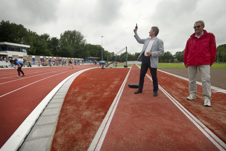 Bert Pauw geeft in 2013 startschot voor de estafette waarmee de vernieuwde atletiekbaan in de Leidse Hout geopend wordt.
