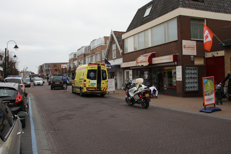 Man met spoed naar ziekenhuis na val op hoofd in winkel Voorhout/
Foto:Toon van der Poel