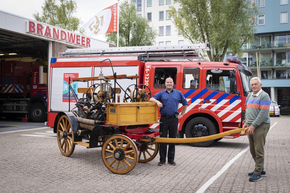 Willem van Delft en Frans van der Wiel bij de honderd jaar oude motorspuit van de brandweer Sassenheim.