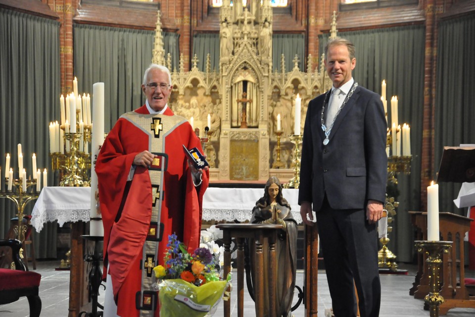 Tijdens een dienst die hij leidde in de Lissese Agathakerk kreeg jubilerend priester Ton van Eijk een lintje van de burgemeester van Hillegom, Arie van Eck.