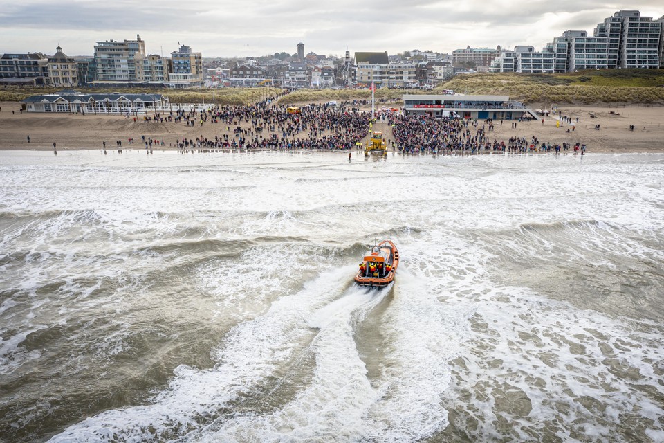 In Noordwijk wordt Sinterklaas elk jaar met de reddingsboot naar het strand vervoerd.