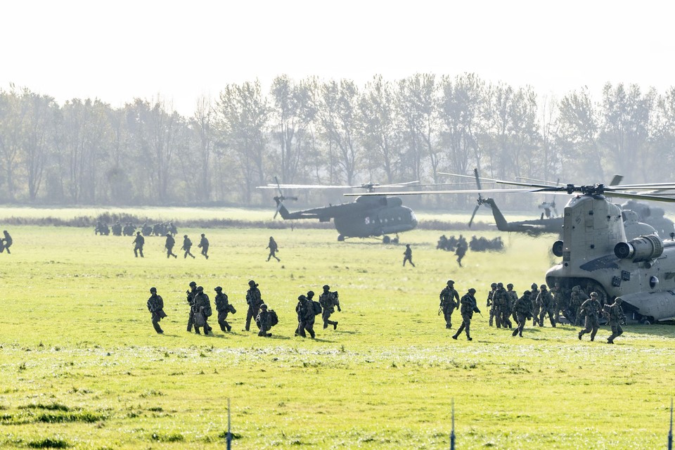 Terwijl de grondtroepen uit de Chinook-helikopters komen, vlucht een hert weg op voormalig vliegkamp Valkenburg.