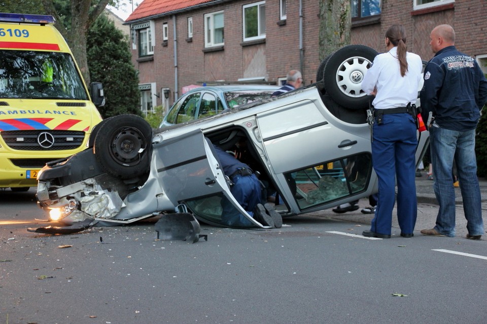 Auto slaat over de kop in Alphen aan den Rijn. Foto VOLmedia.nl