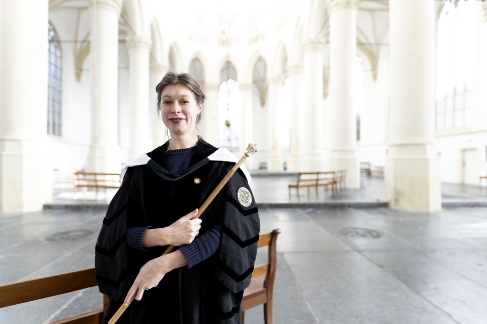 Zangeres en componiste Emma Brown in haar Verger’s gown (een soort ceremoniemeester kostuum) in ‘haar’ Hooglandse Kerk: ,,Ik heb hier het gevoel dat ik ergens bijhoor.’’